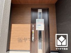 シンプルで洗練された玄関スペース。帰るたびにホッとできる、心地よい住まいの入り口。