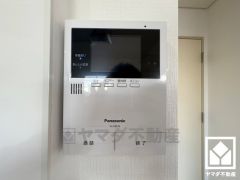 突然の来訪時でも安心なモニター付きインターホンを完備。お留守番中のお子様でも簡単に来訪者の確認ができます。