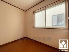 たっぷり収納できる約3.2帖のサービスルーム付きだから、家の中をもっとスッキリ。季節の荷物や趣味の道具もしっかり収納。（リフォーム前の写真です）