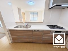 カウンターキッチンなので配膳や片付けがしやすく、お料理中でもお子様の様子が分かって安心です。キッチン横には窓がございますので、昼間は手元が明るく、お料理がはかどります。