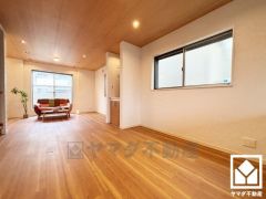 プライバシー・採光に配慮された2階リビングです。自然光を取り込む、開放感あふれる暮らし。隅々まで光が降り注ぎ、明るく心地の良い空間。