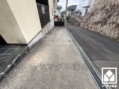 駐車スペースを縦列2台分確保。重い荷物や雨の日の移動もスムーズで、快適なカーライフを実現。来客時にも便利です。