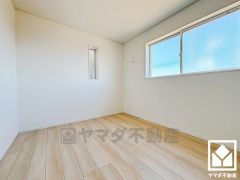 約6帖の2階洋室です。大きな窓からは明るい光が降り注ぎます。柔らかな光が差し込むお部屋で、快適で落ち着いた生活をお送りいただけます。