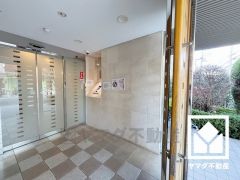 エントランスから始まる、快適な暮らし。オートロック完備の防犯性とデザイン性を両立した、安心の住まい。