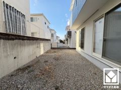 南西側にガーデニングや家庭菜園なども楽しめる広々としたお庭スペースがございます。