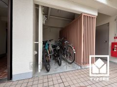 各所に駐輪場がございます。屋内駐輪場なので、雨や風、直射日光から自転車を守ることができます。