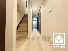 シンプルで洗練された玄関スペース。帰るたびにホッとできる、心地よい住まいの入り口。