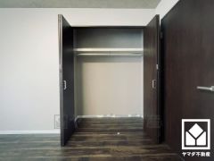 クローゼットは奥行きがあるので、収納力も申し分ありません。お洋服はもちろん、スーツケースなどの大物もしっかり収納できます。