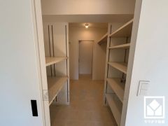 収納力豊富なウォークスルークローゼット付き。お洋服はもちろん、スーツケースなどの大物、日用品のストックもしっかり収納できます。