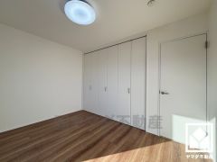 約6帖の3階南側洋室です。独立した居室なのでプライベートな時間をゆったり過ごせそうです。