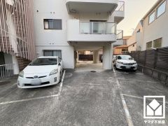 敷地内に駐車場を完備。重い荷物や雨の日の移動もスムーズで、快適なカーライフを実現。空き状況や月額使用料等の詳細は弊社スタッフまでお気軽にお問い合わせください。