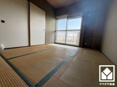 バルコニーにつながるお部屋で、通風・陽当たり良好。
