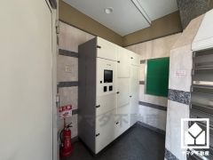 宅配ボックスも完備しています。留守でも安心、荷物の受け取りをスムーズに。