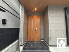 スマートフォンから施錠・解錠が可能なスマートキー仕様の玄関ドア。防犯性と利便性を同時に高めます。