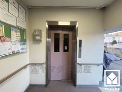 複数基のエレベーターを設置し、待ち時間を短縮。快適な住まいへのアクセスをスムーズに。