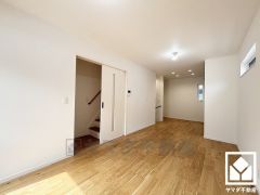 プライバシー・採光に配慮された2階リビングです。家族全員がリラックスできる、ゆったりとした快適リビングで温かい団らんの時間を。