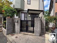 キッチンは空間を有効活用できる壁付けタイプ。