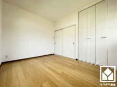大きなクローゼット付きの洋室で整理整頓しやすいです。