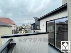 2部屋から行き来できる続きバルコニーで広々としているため、お洗濯物をたっぷりと干す事ができます。