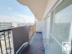 南東向きバルコニーで陽当たり、風通し良好。7階建て6階部分で前面に視界を遮る高い建物がなく、開放的な景色が広がります。