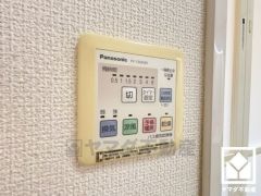 浴室暖房乾燥機付き。真冬の寒い浴室を暖かく、また雨の日の洗濯物の乾燥にと多用途に活躍する機能です。