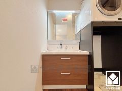 収納付きでスッキリお使い頂ける3面鏡の洗面台です。洗面ボウルが広めなので、忙しい朝でも身支度がしやすく時短になります。