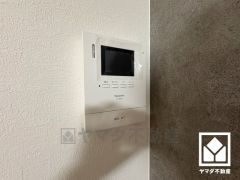 突然の来訪時でも安心なモニター付きインターホンを完備。お留守番中のお子様でも簡単に来訪者の確認ができます。