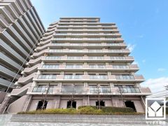 洗練された外観デザインが、住まう誇りを演出。都会に調和する美しい佇まいのマンション。