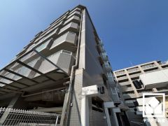 キッチンは独立型。リビングに生活感が出にくく、急な来客の際にも慌てずに対応可能です。2WAYなので風通しが良く、家事動線が短く効率的に動けます。