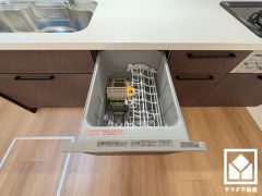 毎日の家事の負担を軽減でき、水道代の節約にもなる食器洗乾燥機付き。