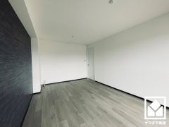 バルコニーにつながるお部屋で、通風・陽当たり良好。