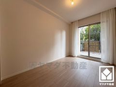 約5.4帖の洋室です。全居室バルコニーやテラスに面したお部屋となっております。風通しが良く、明るい陽光がたっぷり差し込む心地よい生活空間です。