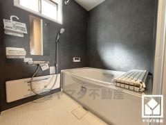 1日の疲れを癒す浴室でゆったりリフレッシュ。小窓が付いているので明るく、こもりがちな湿気もすぐ取り除くことができます。