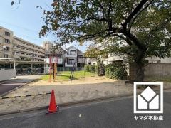 敷地内にもブランコや滑り台が設置された公園がございます。子育て世帯の方にもお勧めです。