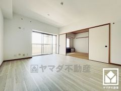 自然光を取り込む、開放感あふれる暮らし。心地よい空間が広がるリビングで、家族みんなが快適に過ごせる時間を提供。