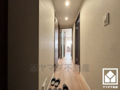 シンプルで洗練された玄関スペース。帰るたびにホッとできる、心地よい住まいの入り口。