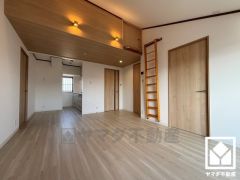 リビングにはロフトがございます。大型荷物の収納や、書斎・趣味のスペース、お子様の秘密基地など、多用途にお使い頂けます。