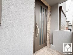 玄関ドアは防犯性に優れたダブルロックドアです。