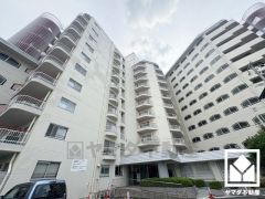 家族との時間も、自分だけの時間も心地よく過ごせる。シンプルで飽きのこない設計が、暮らしに余白をもたらします。この住宅は、日々の暮らしをそっと支えてくれます。