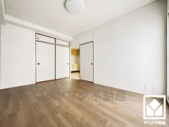 東側約6帖の洋室です。リビング・和室に隣接する続き間で、一体利用も可能です。