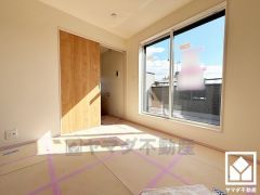 大きな窓からは明るい光が降り注ぎます。柔らかな光が差し込むお部屋で、快適で落ち着いた生活をお送りいただけます。