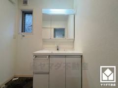 収納付きでスッキリお使い頂ける3面鏡の洗面台です。洗面ボウルが広めなので、忙しい朝でも身支度がしやすく時短になります。