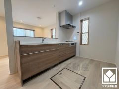 カウンターキッチンなので配膳や片付けがしやすく、お料理中でもお子様の様子が分かって安心です。キッチン横には窓がございますので、昼間は手元が明るく、お料理がはかどります。