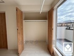 お洋服はもちろん、スーツケースなどの大物もしっかり収納できます。