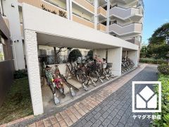 サイクルラックの設置された駐輪場を完備。スッキリ整理されて、自転車同士の接触や転倒の心配がございません。
