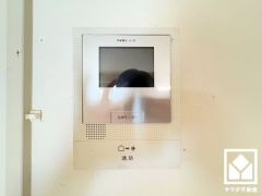 突然の来訪時でも安心なモニター付きインターホンを完備。お留守番中のお子様でも簡単に来訪者の確認ができます。