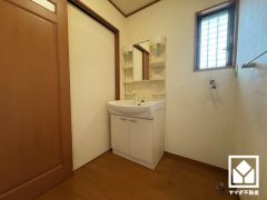 収納豊富でスッキリお使い頂ける洗面台です。洗面ボウルが広めなので、忙しい朝でも身支度がしやすく時短になります。