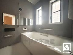 1日の疲れを癒す浴室でゆったりリフレッシュ。小窓が付いているので、こもりがちな湿気もすぐ取り除くことができます。