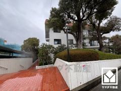 緑に囲まれた閑静な住宅地で、木々の間を通り抜ける美しい小路などもございます。穏やかな環境で爽やかな自然を感じながらお過ごしいただけます。