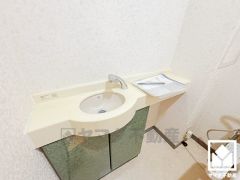 トイレは手洗いが別になっているので、衛生的に使えます。
